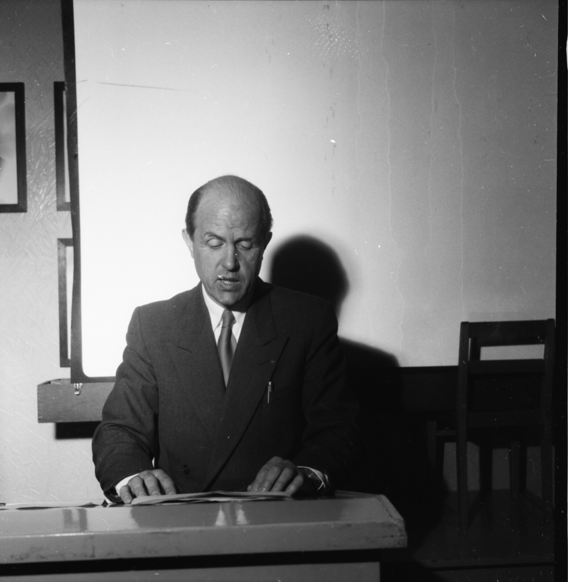 Vardens arkiv. "Dr. Hvidsten taler i Sanitetens hus"  30.03.1954