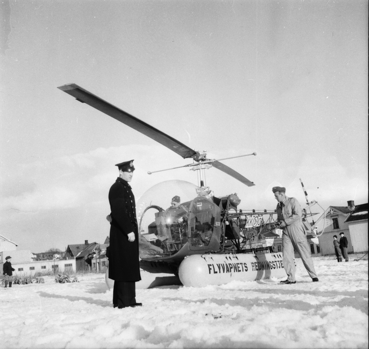 Vardens arkiv. "Flyvåpnets redningshelikopter på Prestejordet"  28.03.1954