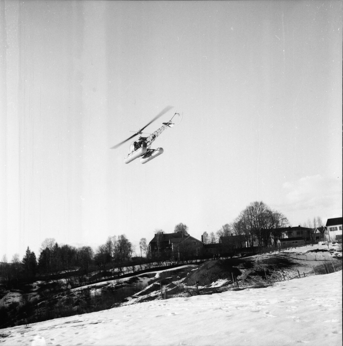 Vardens arkiv. "Flyvåpnets redningshelikopter på Prestejordet"  28.03.1954