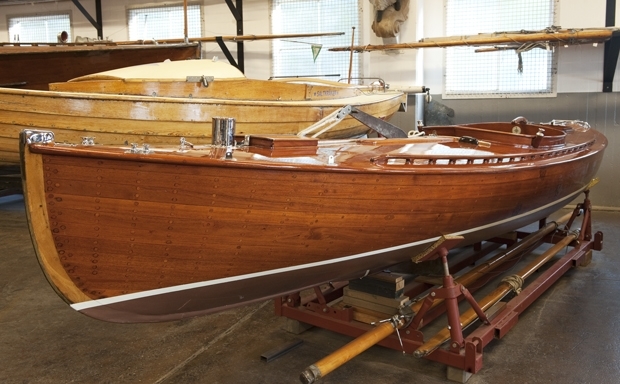 The beautiful Unda, the crown jewel of the boat collectionm belongs to the category of big sailing canoes called D canoes or canoe crusiers. She was designed by Gerhand Höborg and built at Källhagen on Djurgården (Stockholm) in1921 for C. A. Silfversparre. The association FKI (Föreningen för kanotidrott) has always bee the Unda's home club until she was donated to the National Maritime Museum in 1987. Unda's most prominent owner was Arne Ekström, who owned the boat from 1935 until his death in 1987. Arne and his wife Elna Ekström sailed Unda together for more than 50 years. When Arne passed away Elna could not bring herself to sell the beloved boat, and instead she saw to it that Unda came to the museum.

Unda was meticulously kept up by Arne, and in maintenance was on many occasions prioritized over the comfort of the family. No matter how wet and cold the crew was after having landed, Unda had to be looked after first. After more than 90 years, the care the boat has received is still obvious to the viewer.

To the canoe Unda belongs a complete sailing outfit, log books and a set of china hand-painted by Elna. Unda was donated to the National Maritime Museum in 1988 by Elna Ekström.
