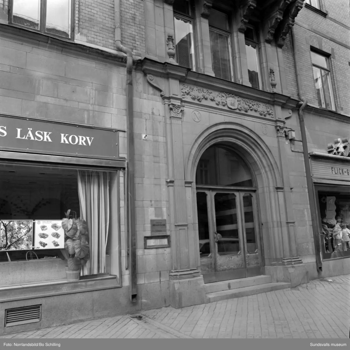 Fasader och fasaddetaljer på husen vid Sjögatan, Bankgatan och Storgatan i kvarteret Jupiter med butiker som Burmans, Focus-baren, Salong Femina, Sjöfartshotellet och Hobbyskärmar.