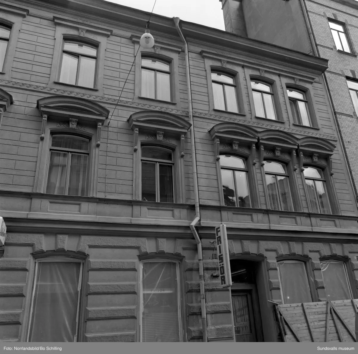 Fasader och fasaddetaljer på husen vid Sjögatan, Bankgatan och Storgatan i kvarteret Jupiter med butiker som Burmans, Focus-baren, Salong Femina, Sjöfartshotellet och Hobbyskärmar.