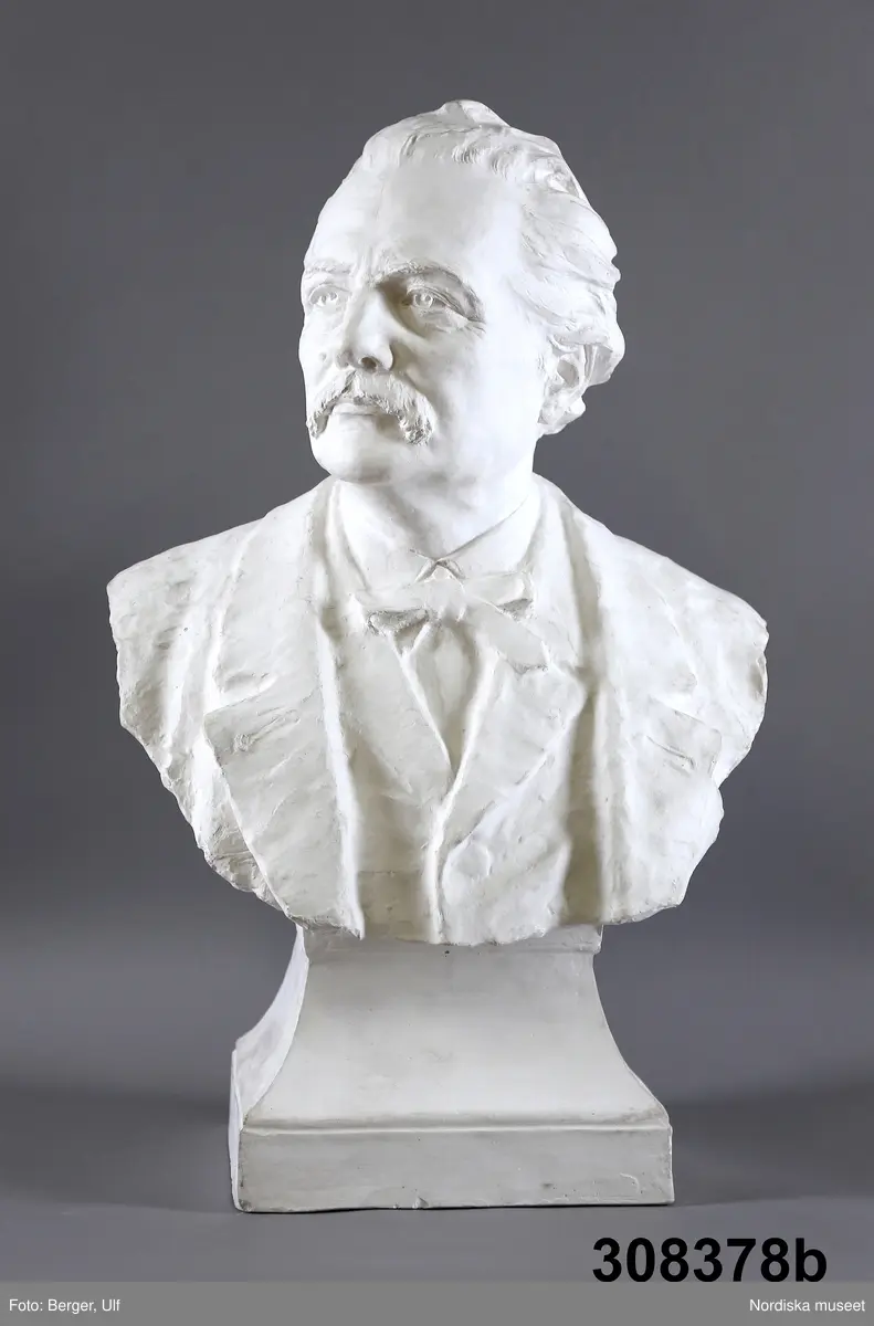 Huvudliggaren:
"a-c, Byst, 3, st, skulptur, gips; porträtt av Artur Hazelius; klädd i kavaj, väst, kravatt; huvudet vänt åt höger; skador se bilaga. Br 46 cm.
[Tillv.] J. A. Wetterlund (1858-1927], 1903; funnen omärkt på vinden.
G. 15/9 1981 [av] Okänd."