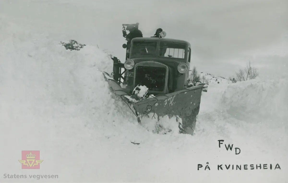Album av Colbjørnsen & Co A/S i perioden fra 1936-1950-tallet. FWD lastebil kjennetegn K-7367. Sannsynligvis vinteren  1937.  Mye snø og høye brøytekanter på Kvinesheia.  Ref. til "Vegvesenets redskaper og maskiner 1941," av overingeniør Johs. Eggen. Se vedlegg i nedlastinger. 

25.08.2016: "K-7367 må være registrert ikke lenge etter at redaksjonen for Norges Bilbok 1935 ble avsluttet, sannsynligvis våren det året, siden høyeste nr. i K-7000 serien der er 7319."
