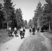 Ridtur på skogsvägen med värnpliktiga från Norrlands dragonregemente K4, Umeå, 1955-1956.