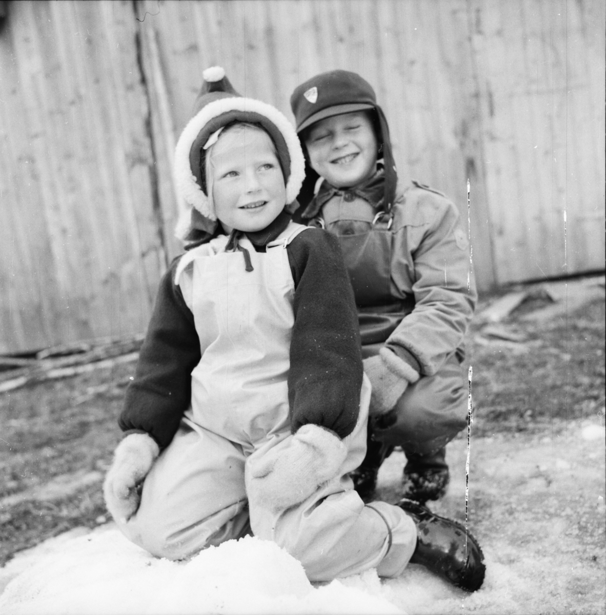 Vardens arkiv. "To barn. Børsesjødalen"  25.03.1954