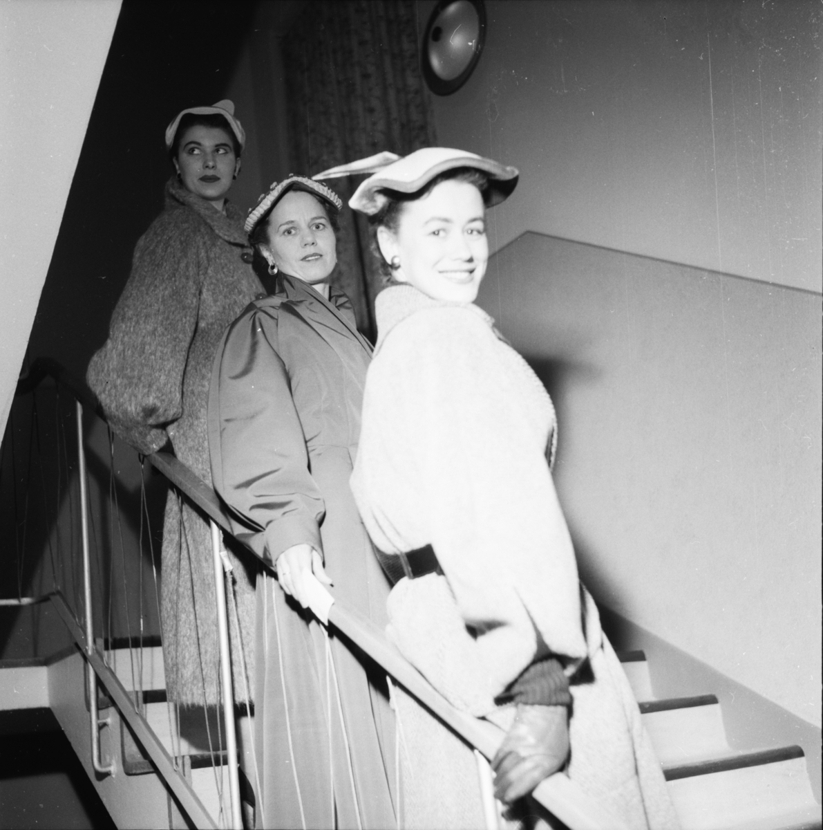 Vardens arkiv. "Mannequin-oppvisning i Porsgrunn. H. Olsen"  25.03.1954