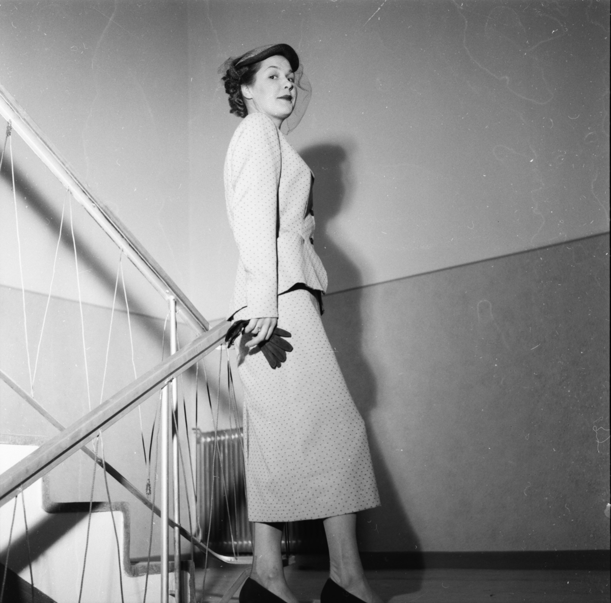 Vardens arkiv. "Mannequin-oppvisning i Porsgrunn. H. Olsen"  25.03.1954