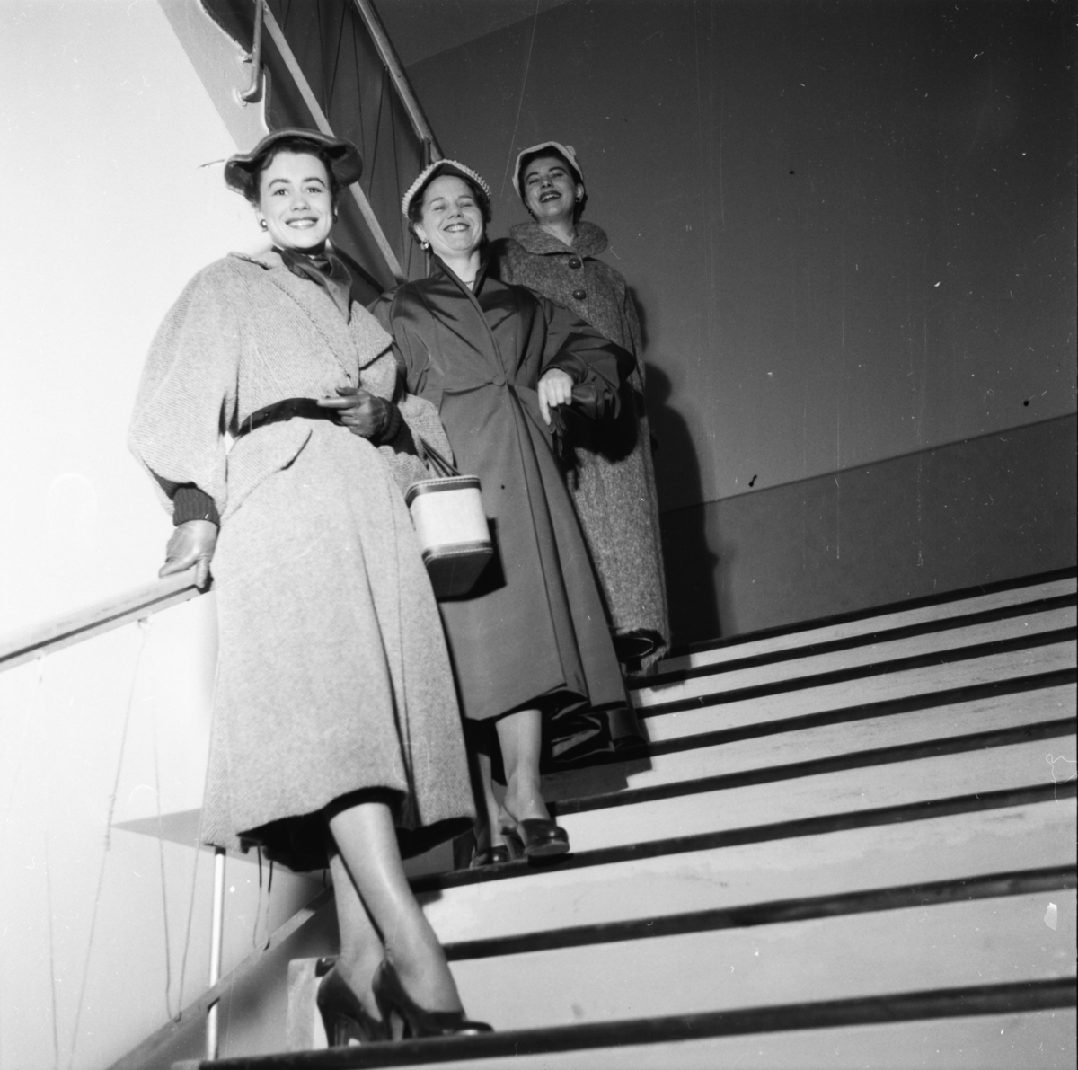 Vardens arkiv. "Mannequin-oppvisning i Porsgrunn. H. Olsen"  25.03.1954