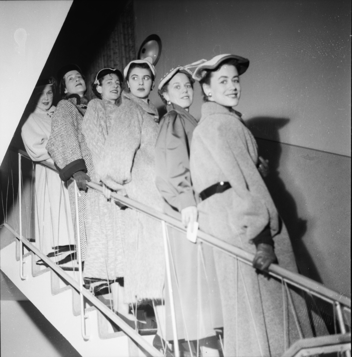 Vardens arkiv. "Mannequin-oppvisning i Porsgrunn. H. Olsen"  25.03.1954