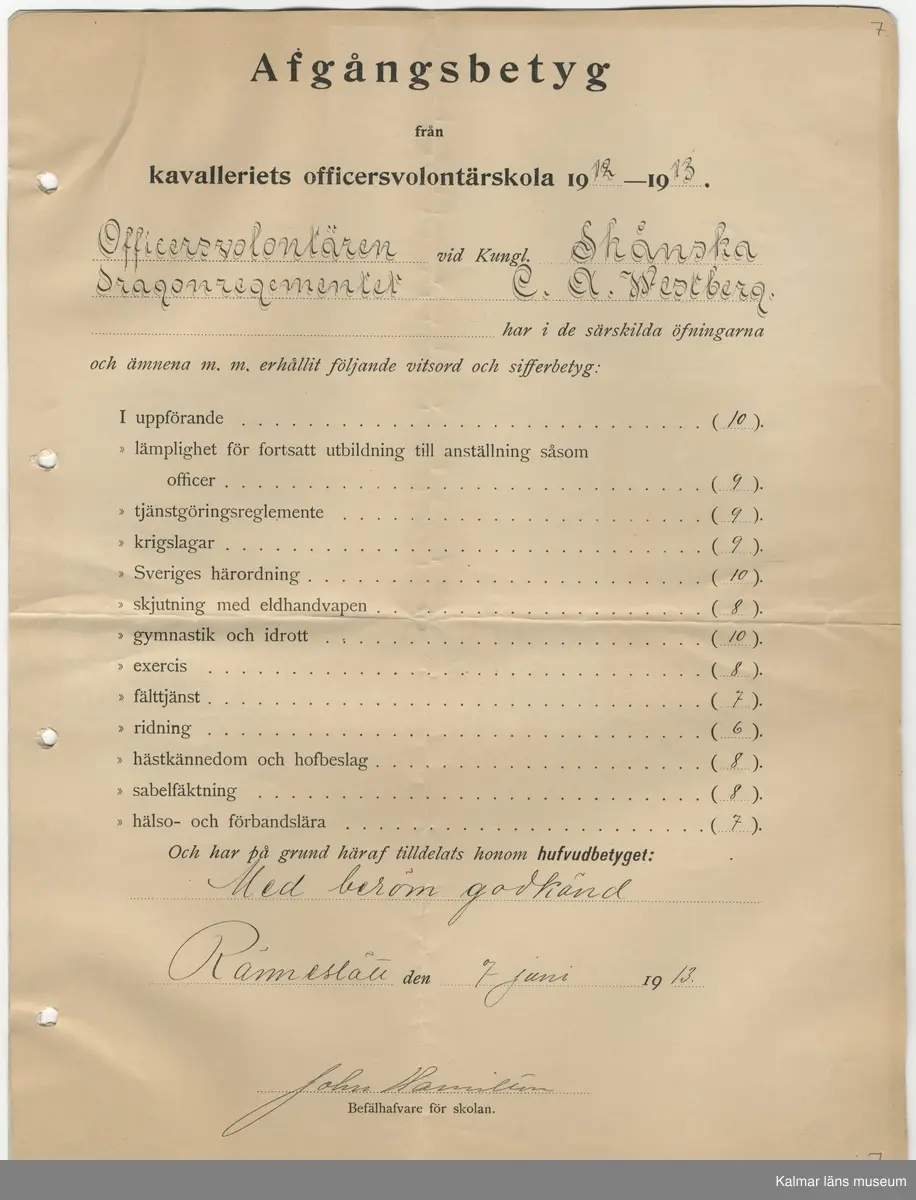 KLM 44702. Fotoalbum. Album av plast, arken av papper. Albumet är brunt med guldtryck på pärmens framsida. Albumet innehåller fotografier och dokument som handlar om Carl Axel Westberg, född 1894, uppvuxen och verksam i Kalmar. C A Westberg var verksam som militär, ryttmästare och inom Eol-bolaget, bland annat som verkställande direktör och inom ICA-styrelsen som ordförande. C A Westberg räknas som pionjär och uppbyggare av ICA-rörelsen. Albumet har sammanställts av hans livskamrat Hjördis Carlsson.

Varje sida har gett ett undernummer och de sidor som omfattar för länet relevanta bilder eller textmaterial beskrivs i följande förteckning.
:1Länsmansbostället i Förlösa, CA:s födelsehem
CA som liten (fotograf John Nilsson, Kalmar)
Två bilder som båda troligen är från en gård i    Skårebo. 
:2 Två bilder från Skårebo
Två bilder på CA och brodern Nisse, ett med     Kalmar gamla vattentorn i bakgrunden.
:3 Bild från Norra Långgatan Kalmar före rivningarna i kv Kopparslagaren (tomten nr 150), en bild efter rivningarna. En bild från Storgatan.
:4 CA:s studentfoto från 1912, fotograf Herman Sandberg, Kalmar. Högre allmänna läroverket vid Stortorget i Kalmar.
:5 CA:s studentbetyg
:7 Avgångsbetyg från kavalleriets officersvolontärskola 1912-13.
:9 Utnämning till fanjunkare vid Skånska Dragonregementet. 
:11 Avgångsbetyg från kungliga krigsskolan.
:23 Utnämning till Ryttmäster vid skånska Dragonregemnetet.
:25 Utnämnningen till riddare av Kungliga Svärdsorden, första klass.
:27 Utnämningen till riddare av Kungliga Vasaorden, första klass.
:29 Beviljat avsked från beställning som löjtnant och ryttmästare 1944. 
:31 Södra Långatan Kalmar. CA och Dagny med vänner trolgien i Kalmar, Dagnys danskort. Foto på de nyförlovade 1917. 
:32 Inbjudan för Laura Wetberg att delta i brölloppet mellan CA och Dagny, vykort från Kalmar domkyrka.
:33 Program och meny från bröllopet, bröllopsfoto med vänner från Stadshotellet i Kalmar. 
:36 Lindarne i Dörby socken. 
:38 CA och DAgny byggde hus på Akacian 2(eller17) Klostergatan eller Söderportsgatan? Paret bodde aldrig här. Huset finns kvar 2016.
:40 matsedel från jubileum med H A B Adolf Andersson 1930. Foto på kom-snart igen. Östra Sjögatan mot Kavaljersporten.
:41 Skrift från EOL-bolagets bolagsstämma i Kalmar 1956 som berättar om Adolf Anderssons rörelse och kopplingen till EOL-bolaget. 
:43 bilden längst ner från Stagneliusskolans aula.
:47 Historik från ICA-tidningen om CA. 
:55 Information från EOLbolaget om avskedsgåvan, stipendiefond, till CA då han slutade sin tjänst.