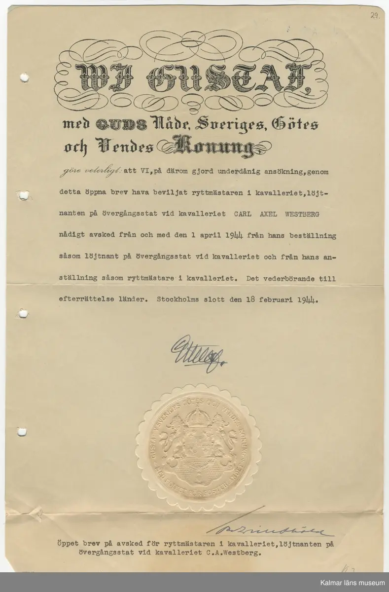 KLM 44702. Fotoalbum. Album av plast, arken av papper. Albumet är brunt med guldtryck på pärmens framsida. Albumet innehåller fotografier och dokument som handlar om Carl Axel Westberg, född 1894, uppvuxen och verksam i Kalmar. C A Westberg var verksam som militär, ryttmästare och inom Eol-bolaget, bland annat som verkställande direktör och inom ICA-styrelsen som ordförande. C A Westberg räknas som pionjär och uppbyggare av ICA-rörelsen. Albumet har sammanställts av hans livskamrat Hjördis Carlsson.

Varje sida har gett ett undernummer och de sidor som omfattar för länet relevanta bilder eller textmaterial beskrivs i följande förteckning.
:1Länsmansbostället i Förlösa, CA:s födelsehem
CA som liten (fotograf John Nilsson, Kalmar)
Två bilder som båda troligen är från en gård i    Skårebo. 
:2 Två bilder från Skårebo
Två bilder på CA och brodern Nisse, ett med     Kalmar gamla vattentorn i bakgrunden.
:3 Bild från Norra Långgatan Kalmar före rivningarna i kv Kopparslagaren (tomten nr 150), en bild efter rivningarna. En bild från Storgatan.
:4 CA:s studentfoto från 1912, fotograf Herman Sandberg, Kalmar. Högre allmänna läroverket vid Stortorget i Kalmar.
:5 CA:s studentbetyg
:7 Avgångsbetyg från kavalleriets officersvolontärskola 1912-13.
:9 Utnämning till fanjunkare vid Skånska Dragonregementet. 
:11 Avgångsbetyg från kungliga krigsskolan.
:23 Utnämning till Ryttmäster vid skånska Dragonregemnetet.
:25 Utnämnningen till riddare av Kungliga Svärdsorden, första klass.
:27 Utnämningen till riddare av Kungliga Vasaorden, första klass.
:29 Beviljat avsked från beställning som löjtnant och ryttmästare 1944. 
:31 Södra Långatan Kalmar. CA och Dagny med vänner trolgien i Kalmar, Dagnys danskort. Foto på de nyförlovade 1917. 
:32 Inbjudan för Laura Wetberg att delta i brölloppet mellan CA och Dagny, vykort från Kalmar domkyrka.
:33 Program och meny från bröllopet, bröllopsfoto med vänner från Stadshotellet i Kalmar. 
:36 Lindarne i Dörby socken. 
:38 CA och DAgny byggde hus på Akacian 2(eller17) Klostergatan eller Söderportsgatan? Paret bodde aldrig här. Huset finns kvar 2016.
:40 matsedel från jubileum med H A B Adolf Andersson 1930. Foto på kom-snart igen. Östra Sjögatan mot Kavaljersporten.
:41 Skrift från EOL-bolagets bolagsstämma i Kalmar 1956 som berättar om Adolf Anderssons rörelse och kopplingen till EOL-bolaget. 
:43 bilden längst ner från Stagneliusskolans aula.
:47 Historik från ICA-tidningen om CA. 
:55 Information från EOLbolaget om avskedsgåvan, stipendiefond, till CA då han slutade sin tjänst.