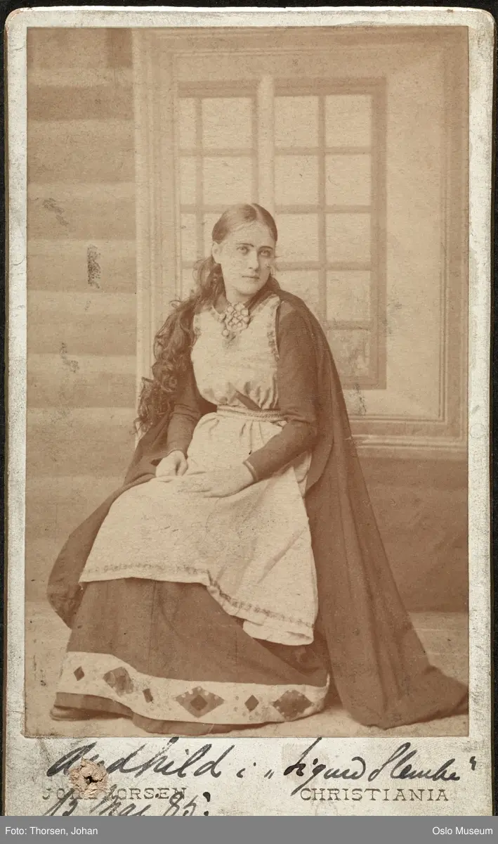 portrett, kvinne, skuespillerinne, rollebilde, Audhild i "Sigurd Slembe", sittende helfigur, kostyme