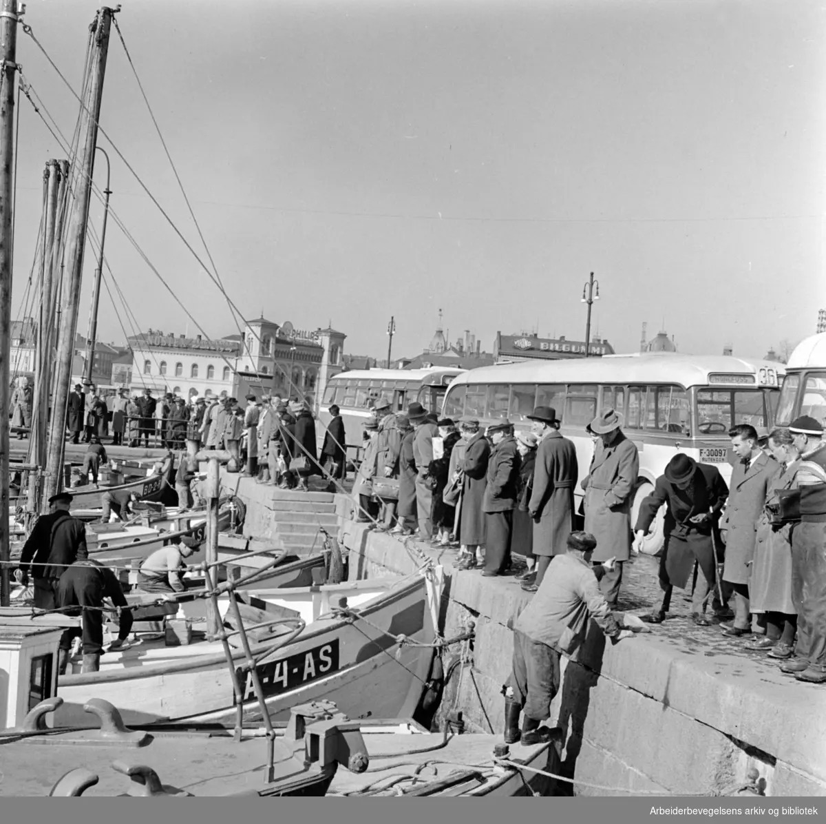 Oslo Havn: Honnørbrygga:.Fisk- og rekesalg.April 1958