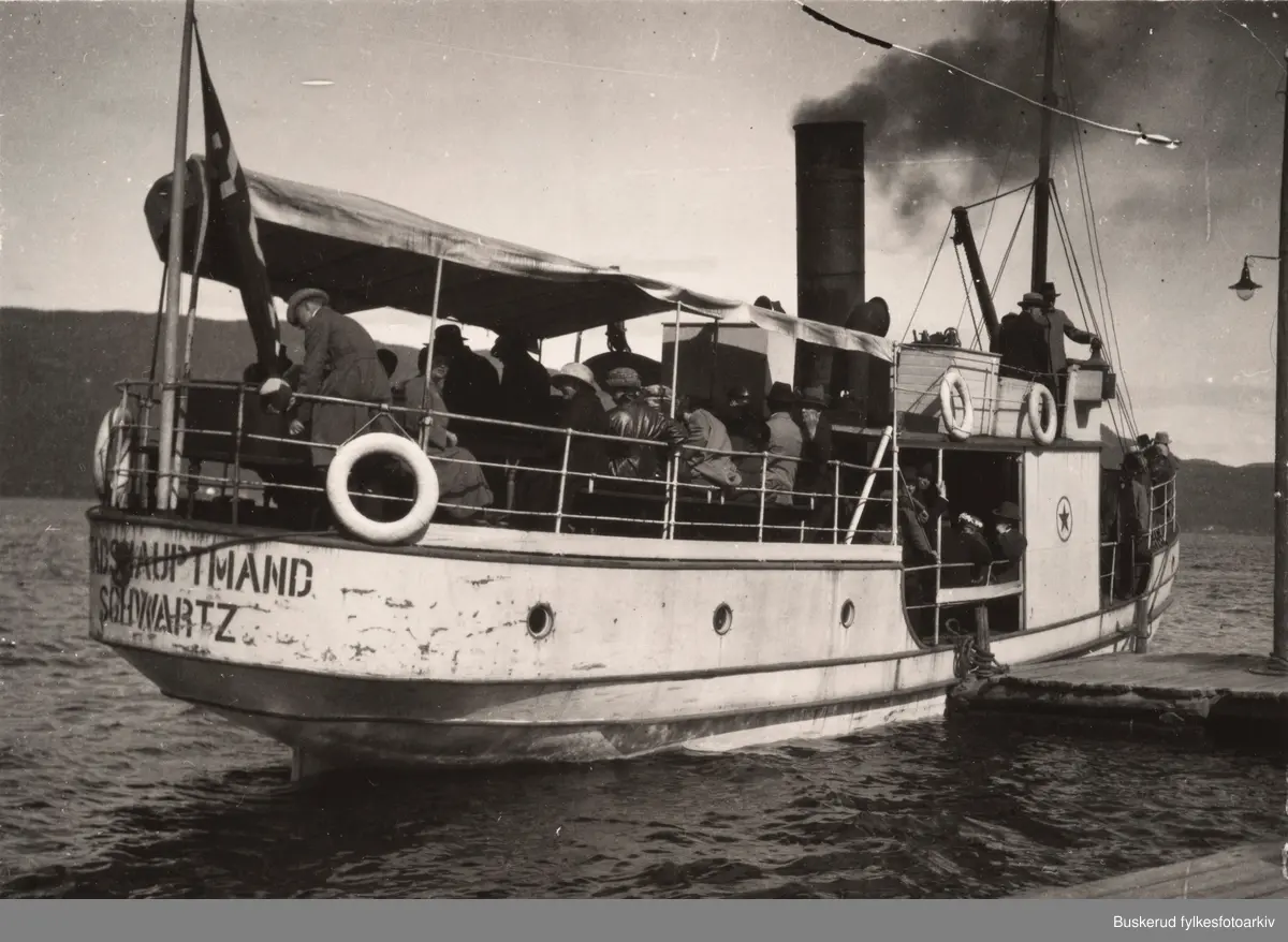 Dampskipet Stadshauptmand Schwartz
 
Dampskip som ble eid og drevet av Ekerns Dampskipselskap. Bygd ved Drammens Jernstøperi & Mek. Værksted 1902-03. Gikk i sommerrute på Eikern mellom Eidsfoss og Vestfossen i årene 1903-1925 med post og passasjerer og ble dessuten brukt som transportfartøy av Eidsfos Jernverk.46 bruttotonn og lengde 60,8 fot. 102 passasjerer. Dampmaskin med 60 hk. Gikk opprinnelig i rute mellom Eidsfos og Flesaker, med anløp ved Markenrud, Torrud, Hakavika, Østerud, Gunhildrud og Sundet. Etter oppmudringen av Vestfosselva i 1910 ble ruta forlenget til Vestfossen sentrum. Skippere var Peder Olsen 1903-23 og Erik Tollefsen 1923-25.