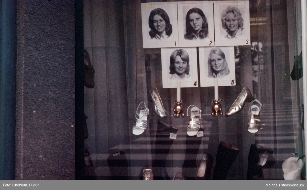 Porträtt av luciakandidater samt skor i skyltfönstret till Rasmussons skoaffär med adress Kvarnbygatan 4 vid Gamla Torget i Mölndal, 1970-tal. Affären var med och sponsrade luciatruppen.

För mer information om bilden se under tilläggsinformation.