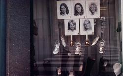 Porträtt av luciakandidater samt skor i skyltfönstret till R