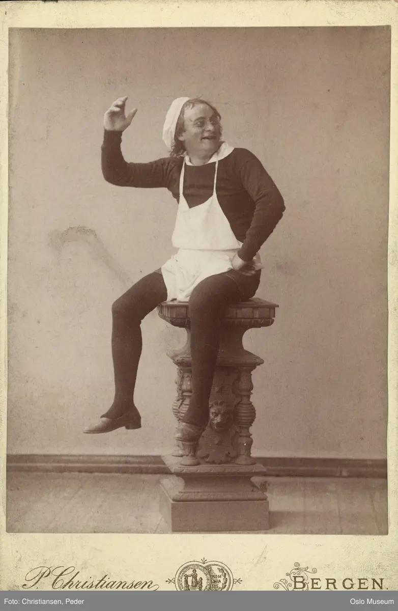 portrett, mann, skuespiller, rollebilde, "Broder Rus" på Den Nationale Scene, sittende helfigur, kostyme