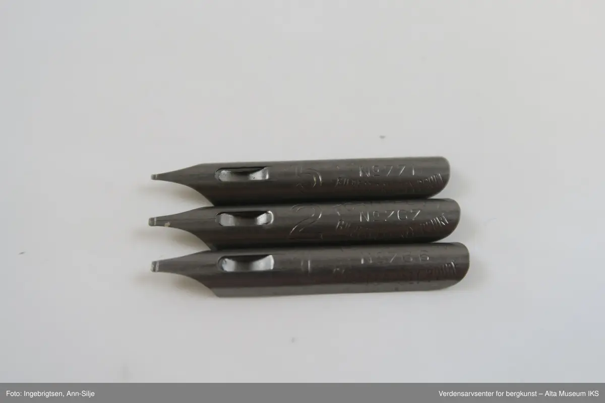 Liten rektangulær eske med lokk. Pennesplittene er i ulike størrelser.