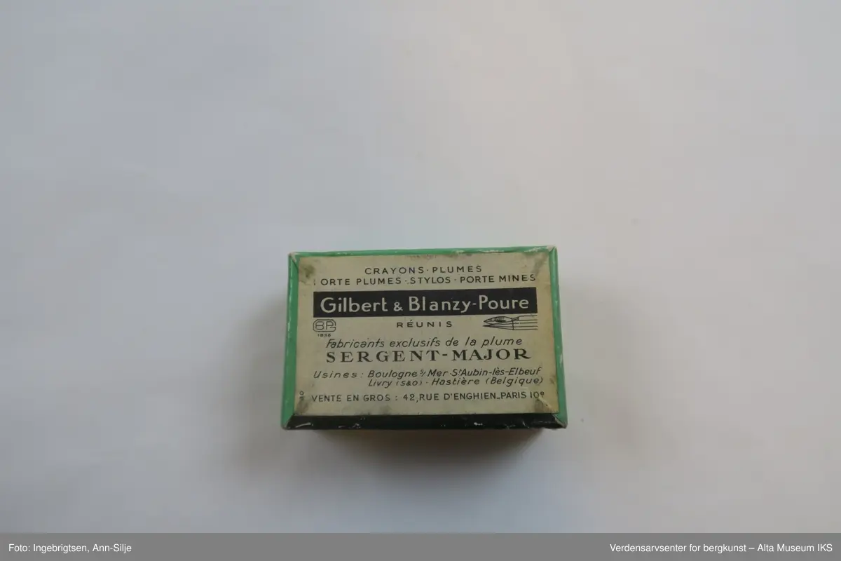 Liten rektangulær eske med lokk. Pennesplittene er i ulike størrelser.