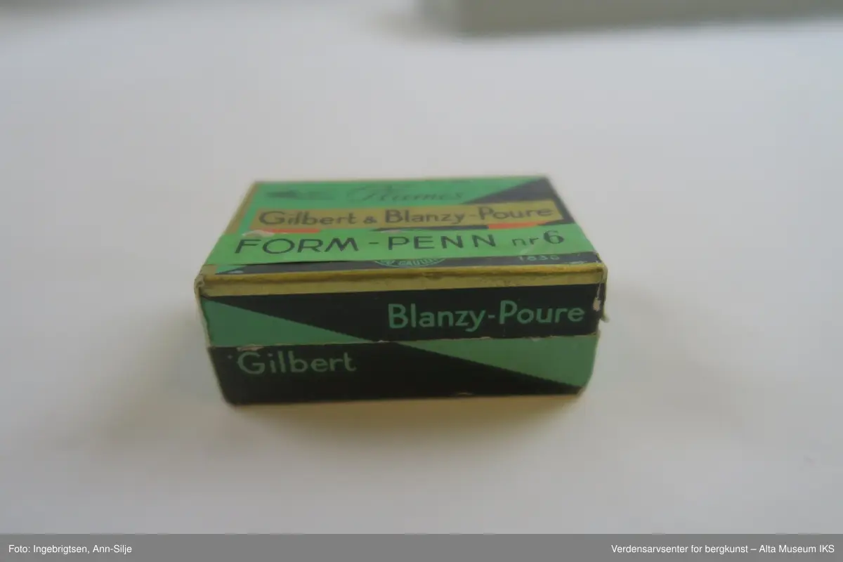 Liten rektangulær eske med lokk. Pennesplittene er i ulike størrelser.