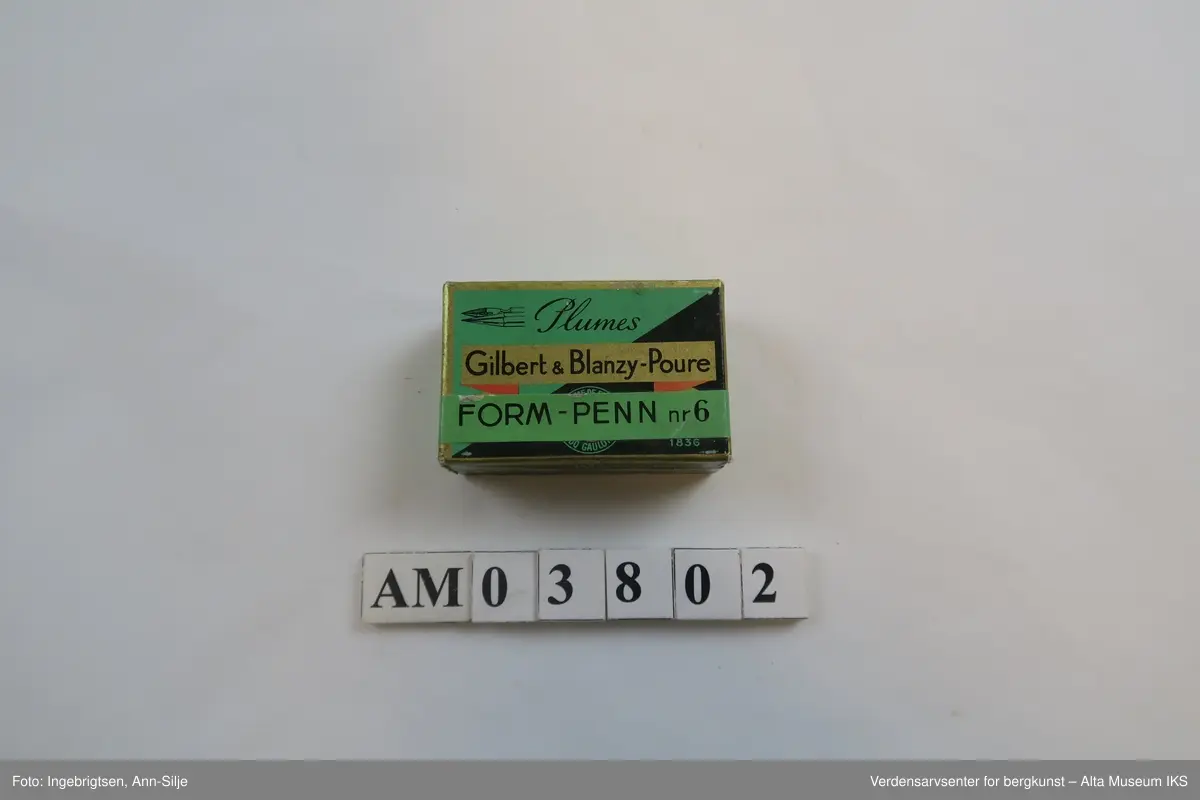 Liten rektangulær eske med lokk. Pennesplittene er i ulike størrelser.