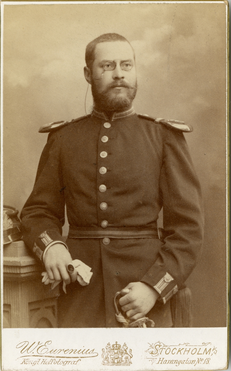 Porträtt av Bror Birger Emil Mörcke, underlöjtnant vid Västgöta regemente I 6.
Se även bild ama.0009836.