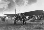 Carl Cederström framför flygplan Bleriot XI 