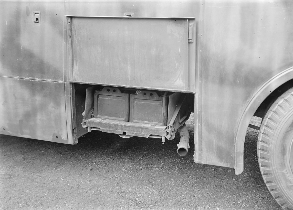 Fotobil modell m/45 med batterilucka utdragen respektive öppen. Exteriör.