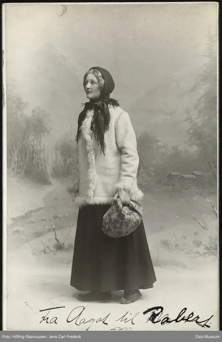 portrett, kvinne, skuespillerinne, rollebilde, Solveig i "Peer Gynt" på Nationaltheatret, stående helfigur, kostyme