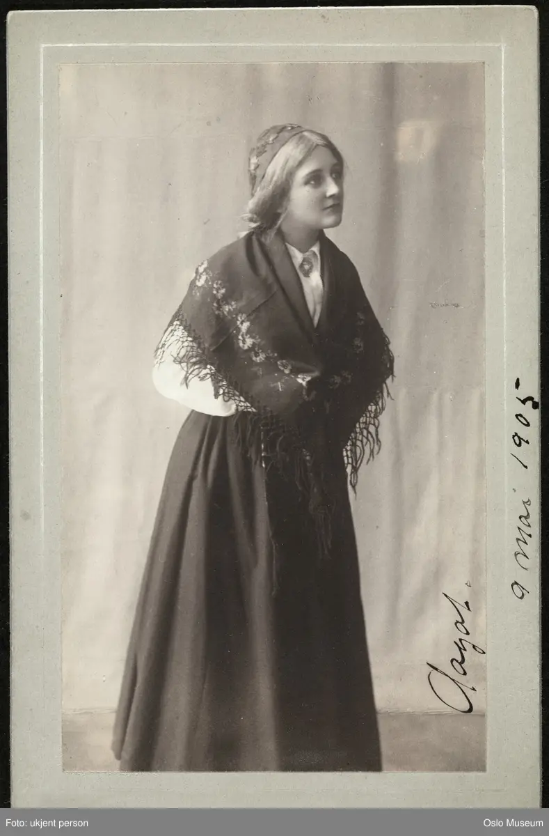 portrett, kvinne, skuespillerinne, rollebilde, Solveig i "Peer Gynt" på Nationaltheatret, stående knefigur, kostyme