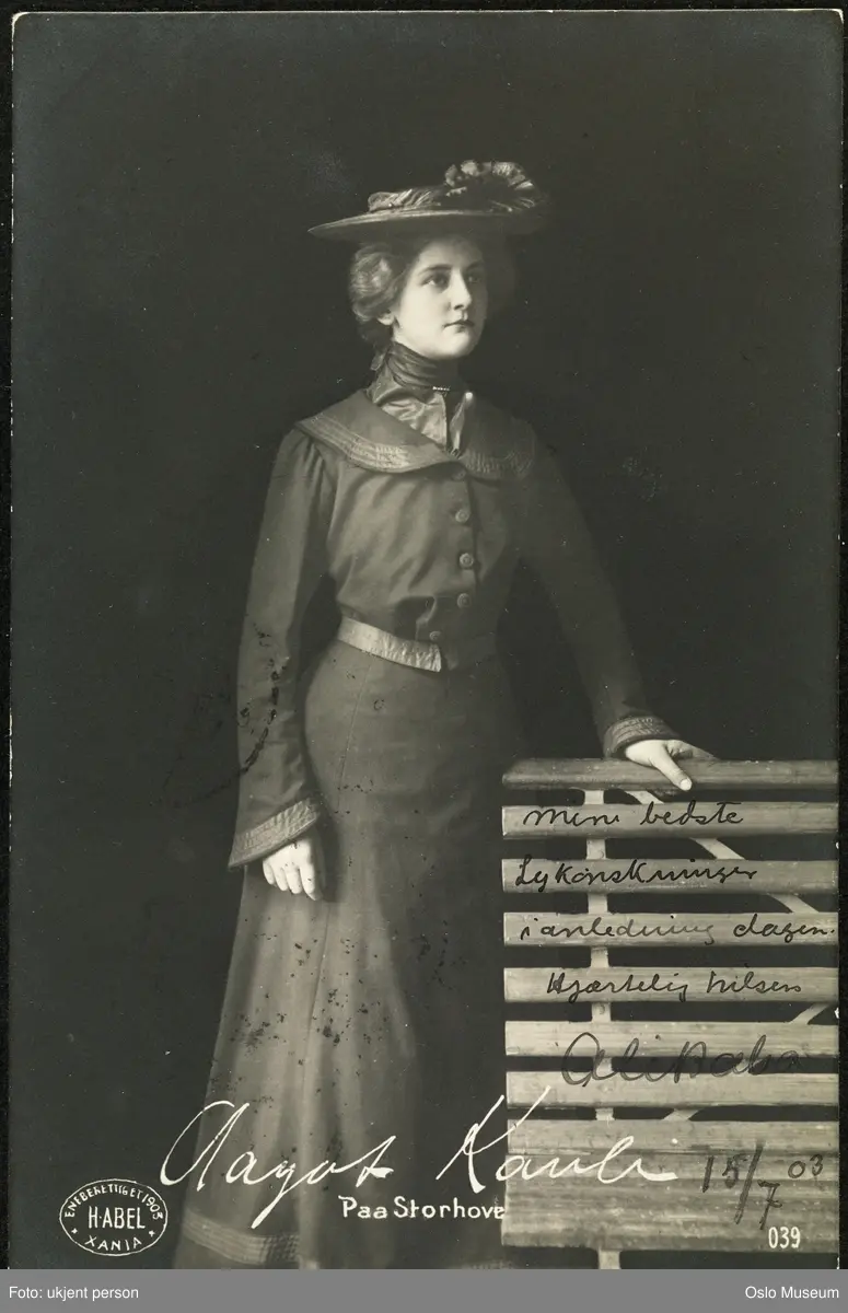portrett, kvinne, skuespillerinne, rollebilde, Cecile Kann i "Paa Storhove" på Nationaltheatret, stående knefigur, kostyme