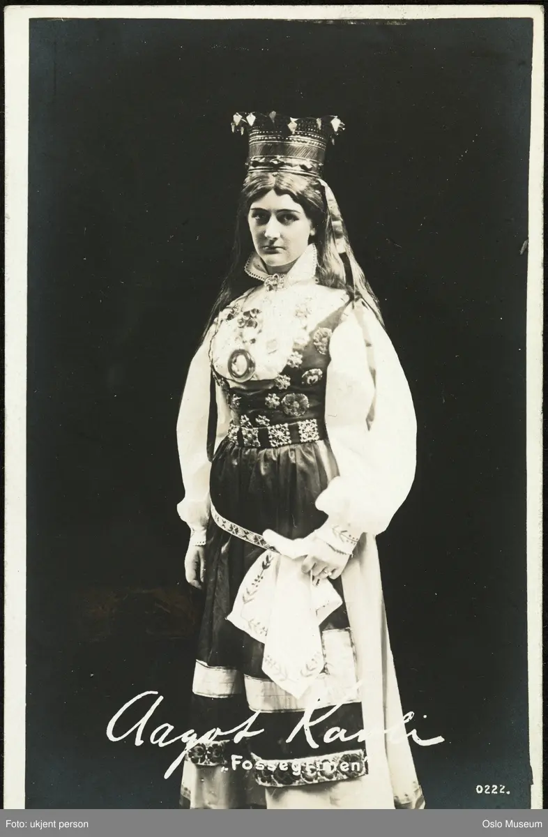 portrett, kvinne, skuespillerinne, rollebilde, Aud i "Fossegrimen" på Nationaltheatret, stående knefigur, kostyme