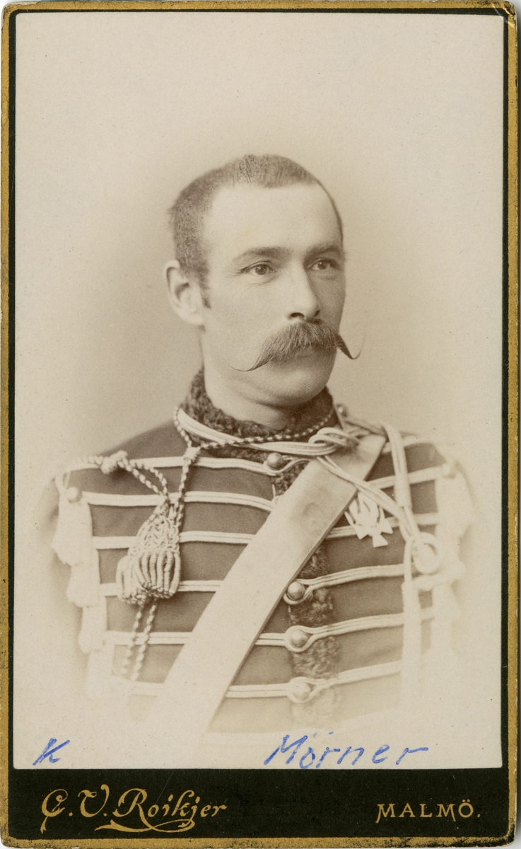 Porträtt av Hampus Mörner, officer vid Kronprinsens husarregemente K 7.
