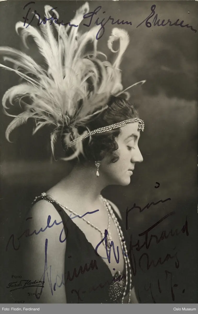 portrett, kvinne, skuespillerinne, operettesangerinne, rollebilde, tittelrollen i "Czardasfyrstinnen", brystbilde, profil, kostyme