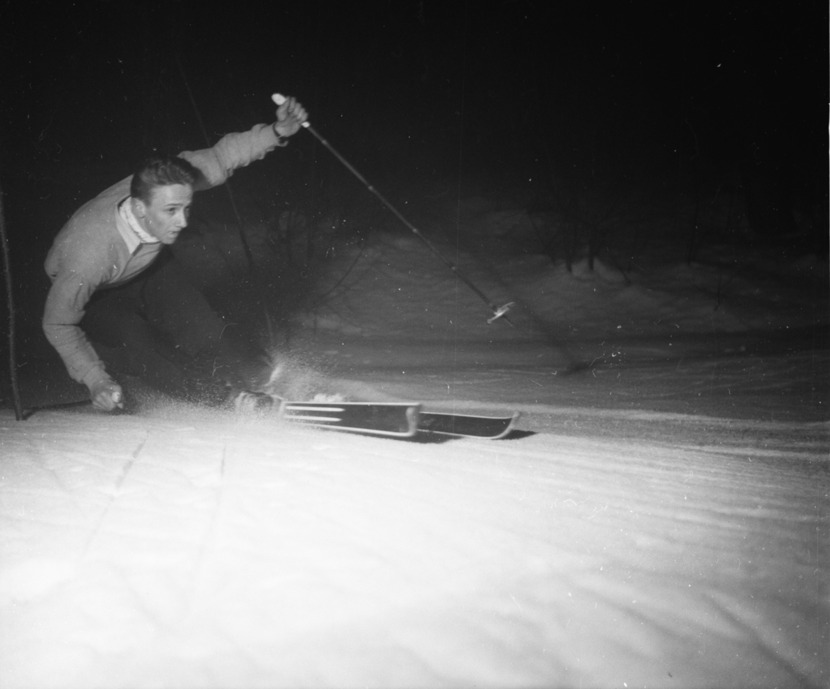 Vardens arkiv. "Slalåm i Ballklubbens bakke. Flomlys"  17.03.1954