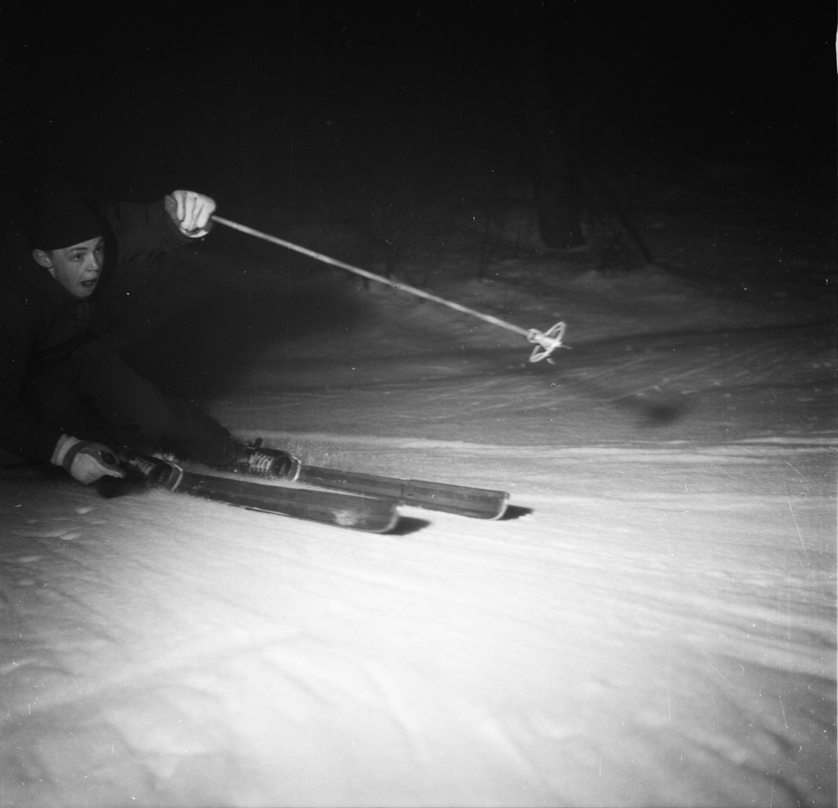 Vardens arkiv. "Slalåm i Ballklubbens bakke. Flomlys"  17.03.1954
