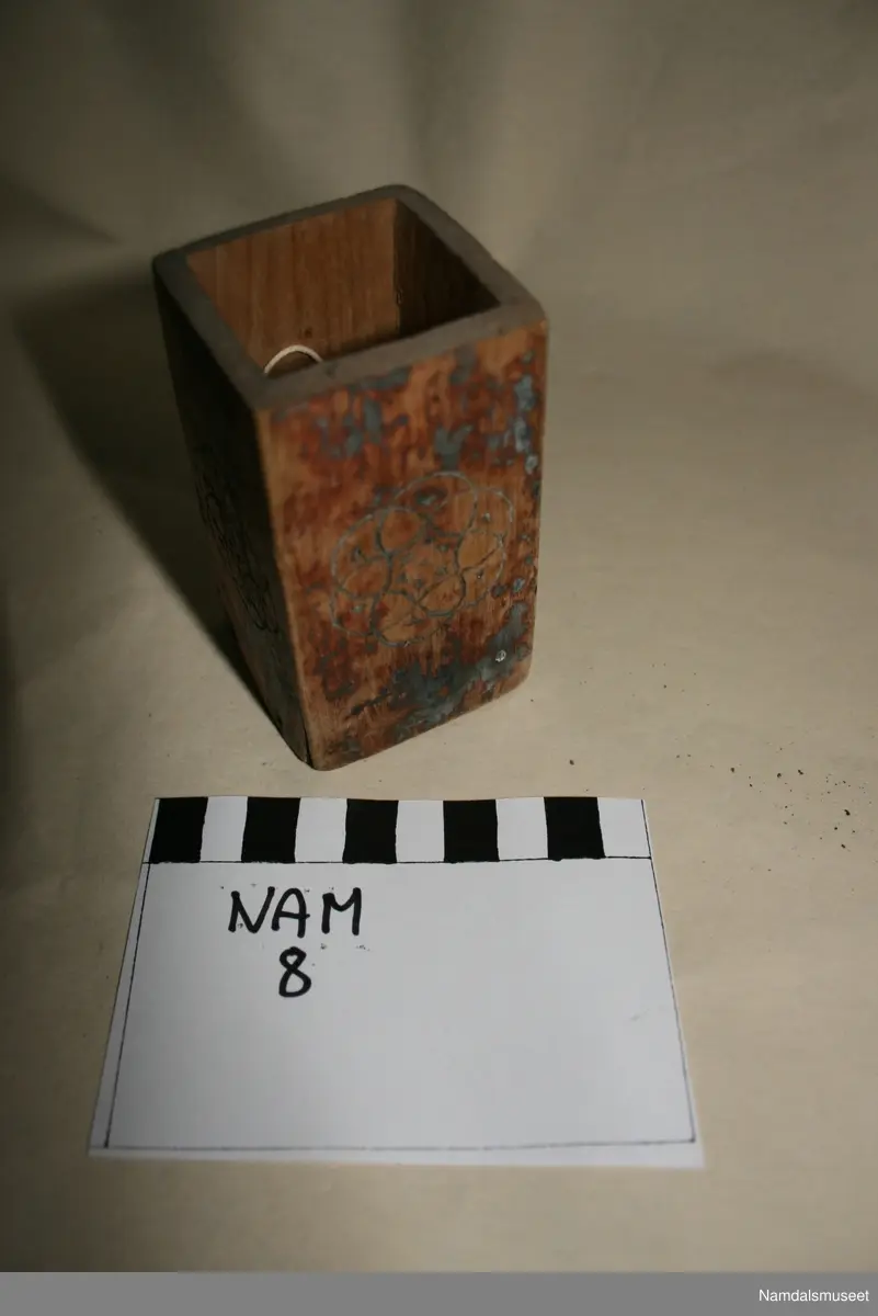 Fire like figurer, en på hver side