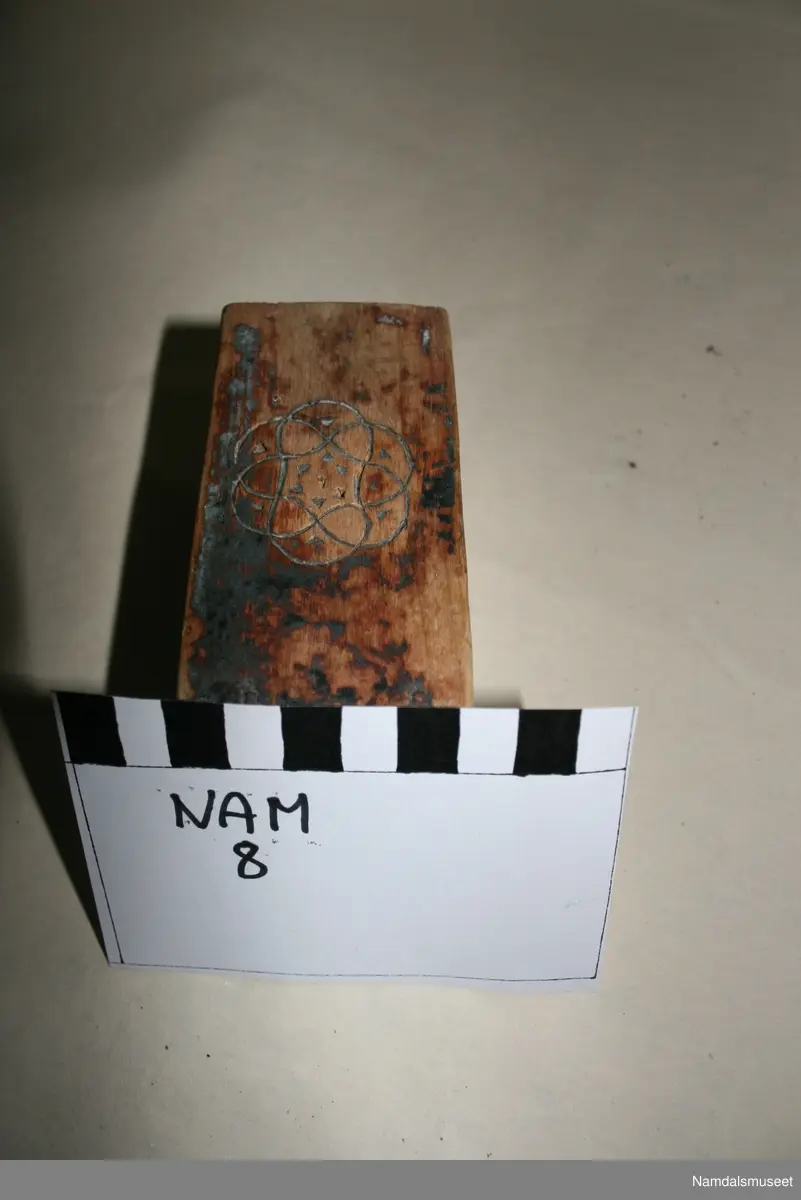 Fire like figurer, en på hver side