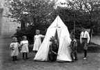 Barn leker i trädgården, indianer och vita , tält, tre små flickor, två indianer och en skolgosse.
Ingenjör Fritiof Svensson