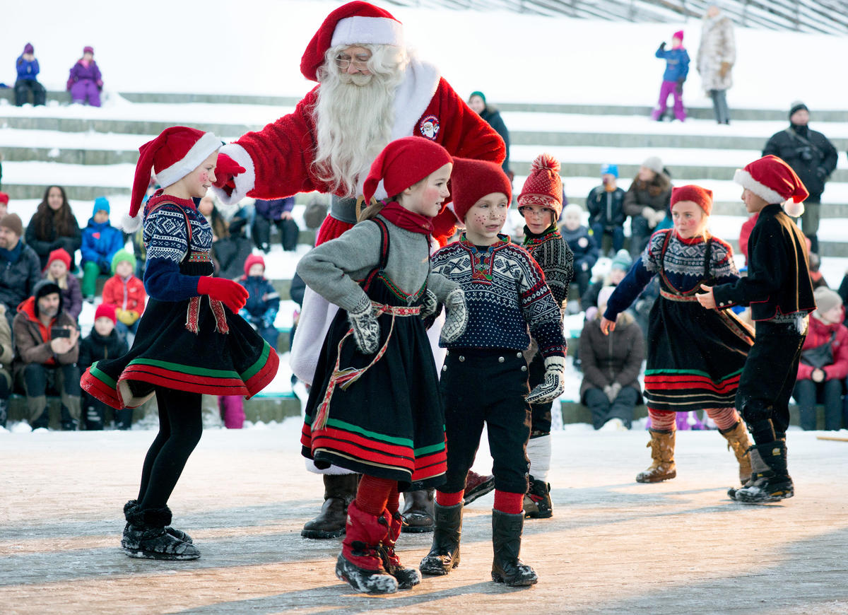 Norsk Folkemuseums dansegruppe på julemarkedet.