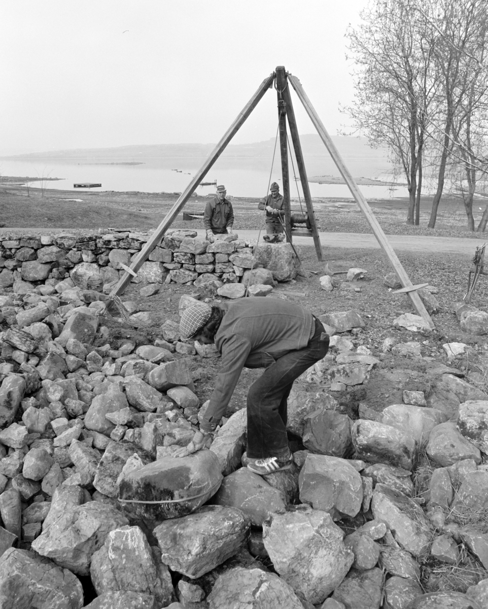 Hedmarksmuseet, Domkirkeodden, Oppsetting av steingjerde ved Kvartgarden, steinbryter, Werner Kahdemann, bak Kristian Sørlundsengen, ukjent.