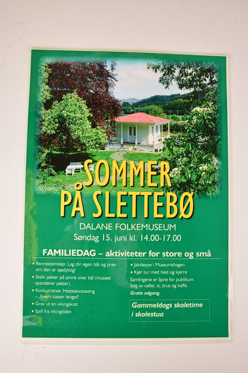 Reklameplakater for Dalane Folkemuseum. To av plakatene reklamerer for museets ulike anlegg. En reklamerer for familiedag på Slettebø, to for sommerarrangement på Slettebø, og en for julearrangement på Slettebø. Fire av plakatene er laminert og tre av dem har påtrykket webadressen til Dalane Folkemuseum. Ingen av plakatene har årstall trykket på.