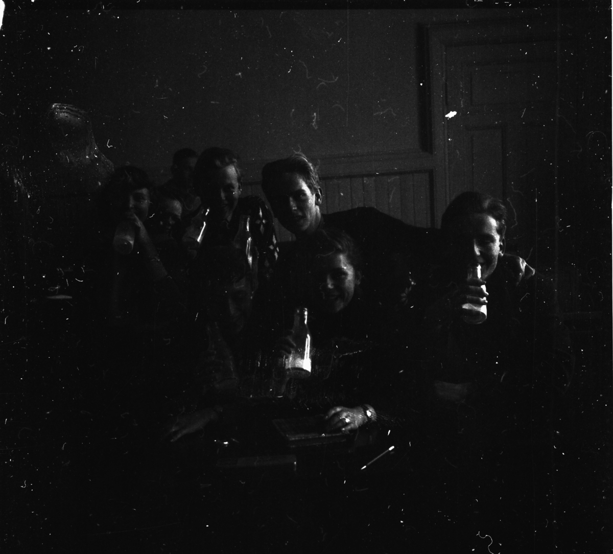 Vardens arkiv. "Melkedrikking på Porsgrunn høyre skole (Elevrådsform)"  11.03.1954
Elevrådet:
Anne Mari Åsterød, Liv Inger Strand, Nils Petter Thorsen, Jan Andersen, Kjell R. Larsen, Rolf  Magnussen.