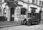 Örebro Ortens Mejeriförenings mjölkaffär, exteriör, mejeriföreningens skåpbil. 
Bilen är en 35 hästkrafters Dodge från ca 1925 som ägdes av Örebro-Ortens Mejeriförening u.p.a.