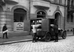 Örebro Ortens Mejeriförening, mjölkhämtning med skåpbil, flaskmjölk. 
Bilen är en 35 hästkrafters Dodge från ca 1925 som ägdes av Örebro-Ortens Mejeriförening u.p.a.