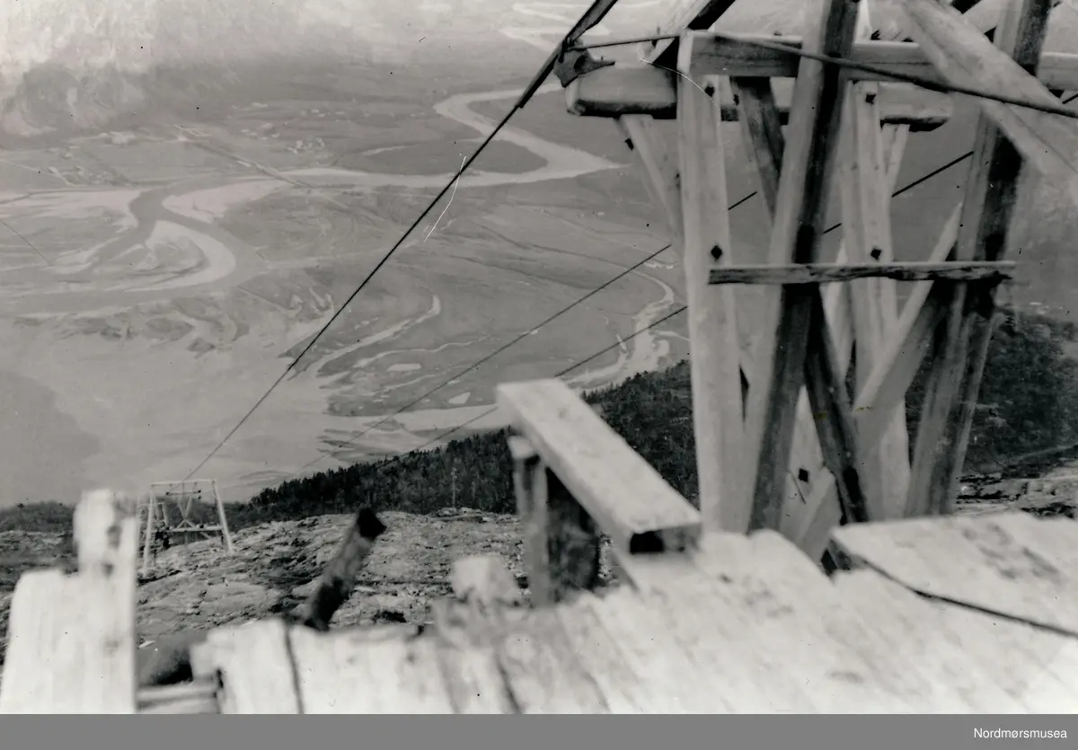 Taubane og utsikt ned til Sunndalsøra og dalen oppover. Ser elva Driva renner nedover dalen. 
Ved innslaget på Hammartoppen. Vassdalshaugen litt ned og til høyre (Informasjon: Kåre Langseth).