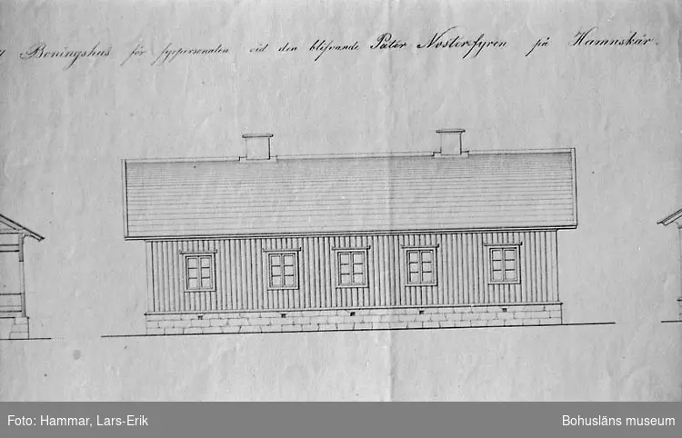 Ritning till boningshus för fyrpersonalen vid den blivande Pater Noster fyren på Hamnskär 1866. G. von Heidenstam.
Ritad av L. Fr. Lindberg (uppförd 1861).
Sektion, fasader och planritning.
Detalj från d:o (se14). Fasad (långsida).