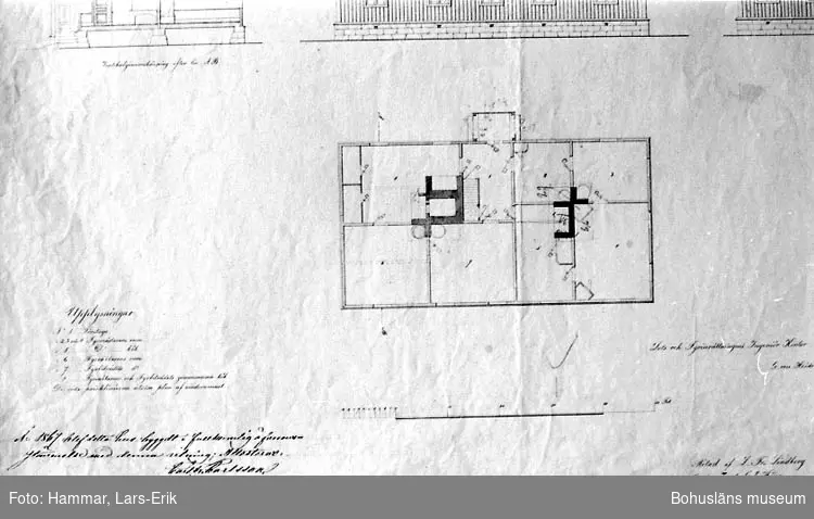 Ritning till boningshus för fyrpersonalen vid den blivande Pater Noster fyren på Hamnskär 1866. G. von Heidenstam.
Ritad av L. Fr. Lindberg (uppförd 1861).
Sektion, fasader och planritning.
Detalj från d:o (se14). Planritning.
1: Förstuga.
2,3 och 4: Fyrmästarens rum.
5: D:o kök.
6: Fyrvaktarens rum.
7: Fyrbiträdes rum.
8: Fyrvaktarens och fyrbiträdes gemensamma kök.
De röda pricklinjerna utvisa plan av vindsrummet.