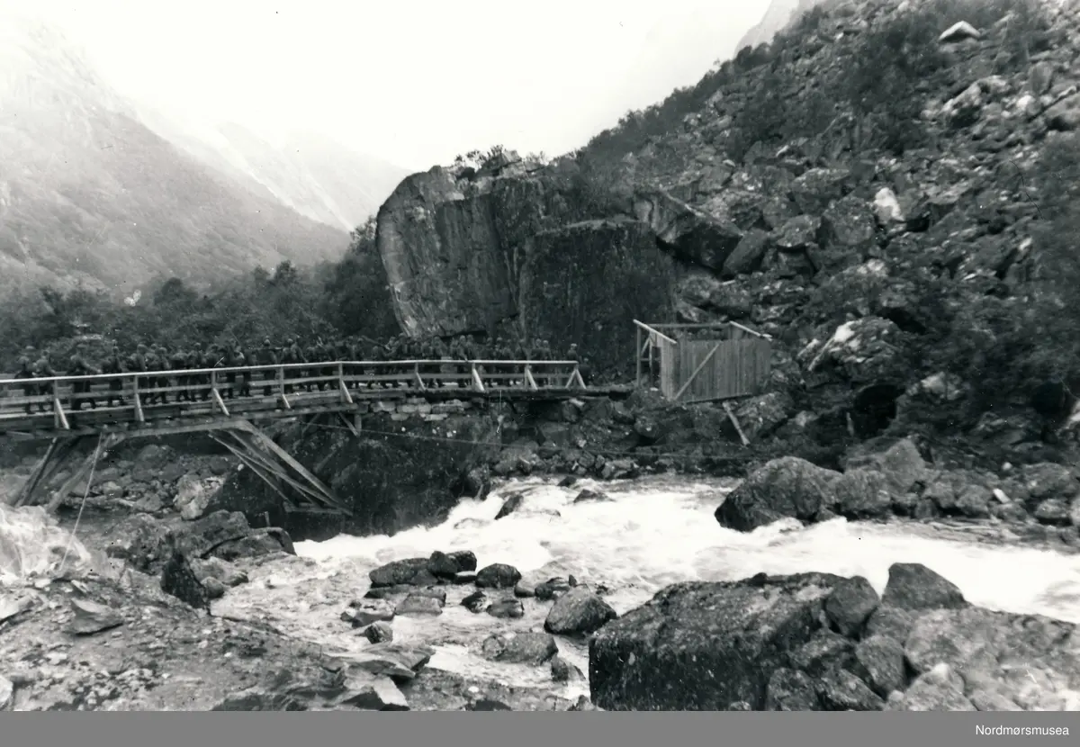 En bro i Lilledalen over ein elv, Hesjahjellbrua Dette er før en kommer opp til Sandvatnet i Lilledalen, Sunndal. Bildet er tatt nedover dalen.